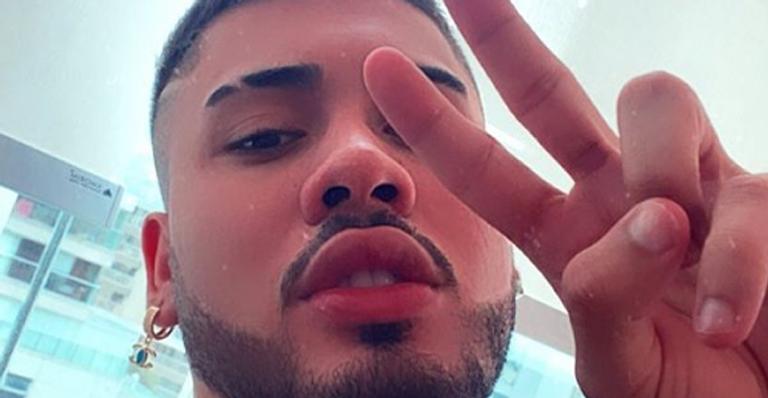 Kevinho posa em clima de intimidade com atriz e fãs comemoram romance