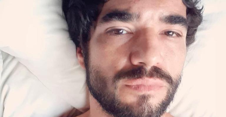 Discreto, Caio Blat é flagrado de sunga em momento relaxante com namorada na praia