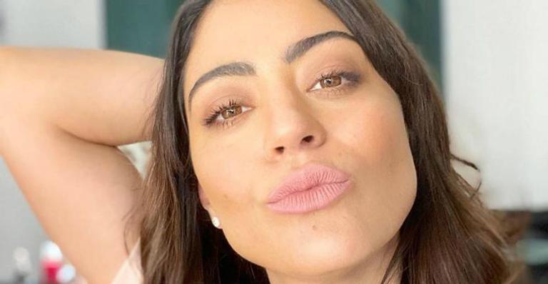 Carol Castro apresenta biquíni ousado de oncinha durante viagem à Bahia