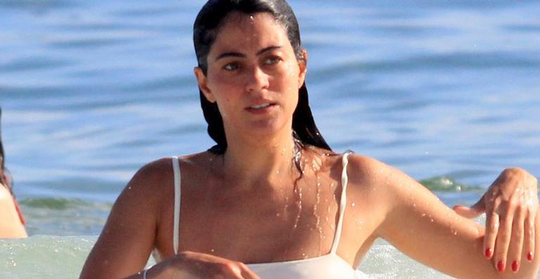 Carol Castro mostra curvas reais e ostenta bumbum ao dar mergulho em praia do Rio de Janeiro