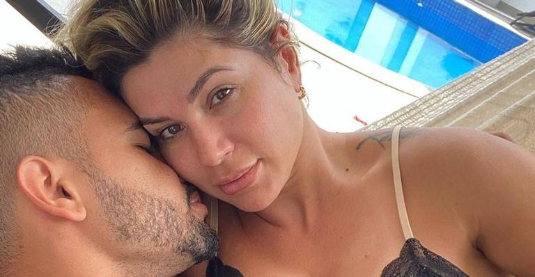 Dentinho posa com a esposa, Dani Souza e os filhos em dia de praia: ‘Amo vocês’