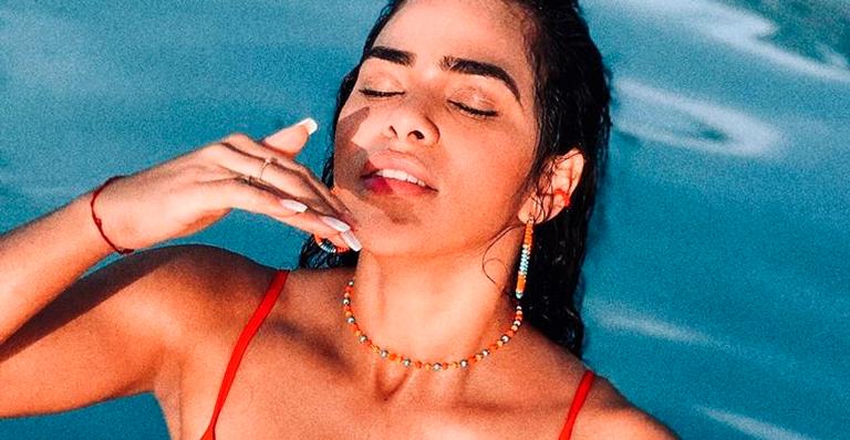 Ex-BBB Elana Valenaria deixa seguidores sem ar com biquíni cavado e sensualiza: ”Não cansa de ser perfeita?”