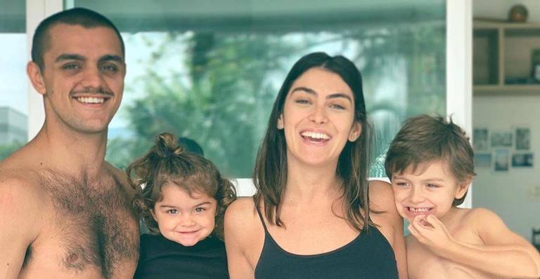 Felipe Simas se derrete de amores ao ver a filha ‘fazendo’ ultrassom com a mamãe