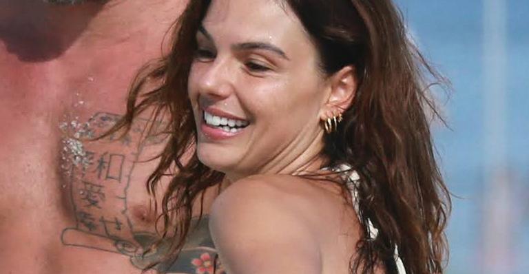 De biquíni fininho, Isis Valverde curte praia no Rio de Janeiro e atrai olhares