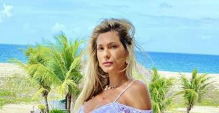 Lívia Andrade exibe curvas acentuadas em biquíni branco e beleza chama a atenção