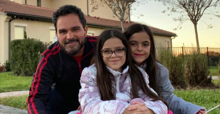 Luciano Camargo pretende transformar as filhas em pintura: “Princesas”