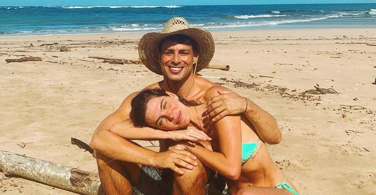 Mariana Goldfarb e Cauã Reymond posam coladinhos e se declaram: ‘Já nem sei que dia da semana é’