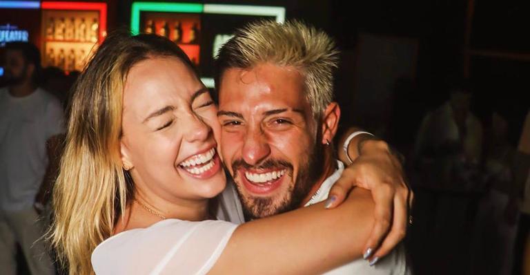 Marido de Carol Dantas encanta ao compartilhar o primeiro banho com o filho