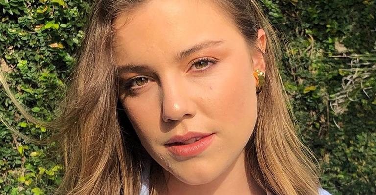 Solteira, Alice Wegmann posa de biquíni e exibe corpo real: ”É verão”
