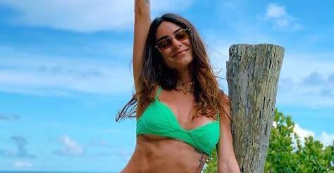 Thaila Ayala curte dia de sol em cachoeira no Rio de Janeiro
