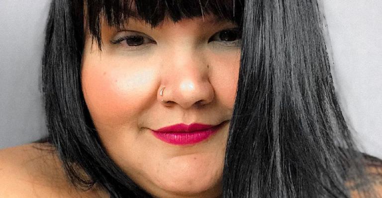 Thais Carla surge bem plena e só de top em clique à beira da praia: ”Deusa”