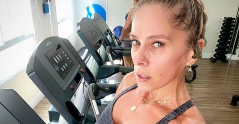 Aos 46 anos, Adriane Galisteu pega pesado na academia e cinturinha micro impressiona