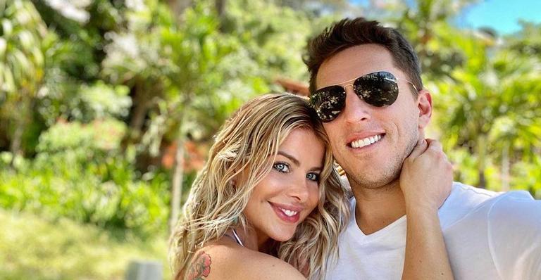Amaury Nunes posta foto encantadora com a esposa e o filho durante as férias