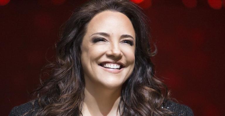 Ana Carolina celebra aniversário de 83 anos da mãe ao lado de namorada