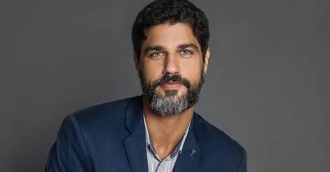 Bruno Cabrerizo surpreende ao surgir com cabelo raspado