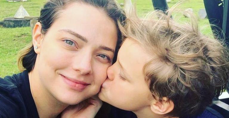 Carol Dantas posta foto do filho mais velho e se derrete de amores: ‘Meu gatinho’