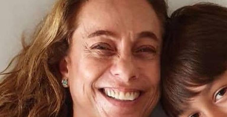 Cissa Guimarães posa com a neta recém-nascida nos braços em momento emocionante