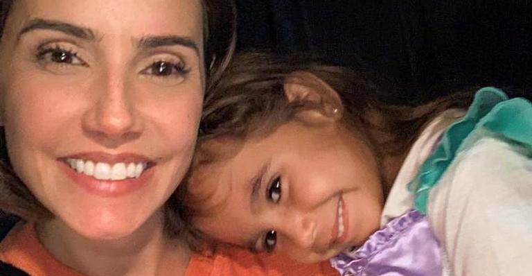 Ostentação! Deborah Secco organiza festa do pijama luxuosa para Maria Flor e amigas