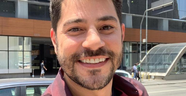 Evaristo Costa posa com Família Real em montagem e diz ser pivô do afastamento de príncipe Harry