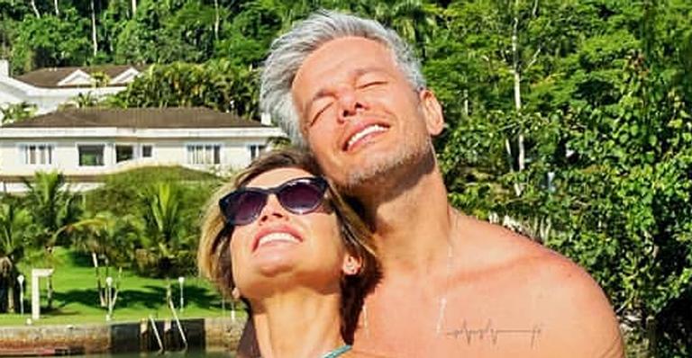 Flávia Alessandra e Otaviano Costa posam de trajes mínimos e exibem corpos perfeitos