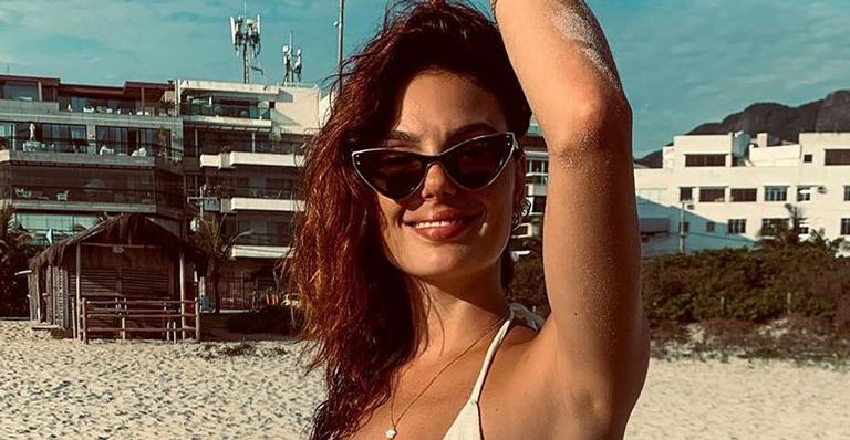 Isis Valverde e marido elevam a temperatura em clique íntimo na praia: ”Casalzão”