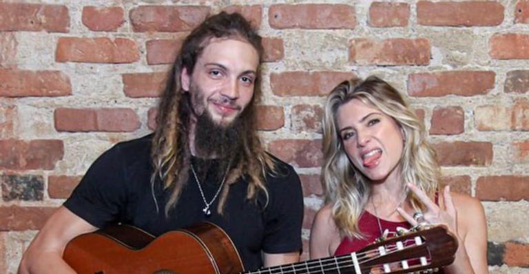 Leticia Spiller surge trocando carinhos com o marido no lançamento de clipe do casal