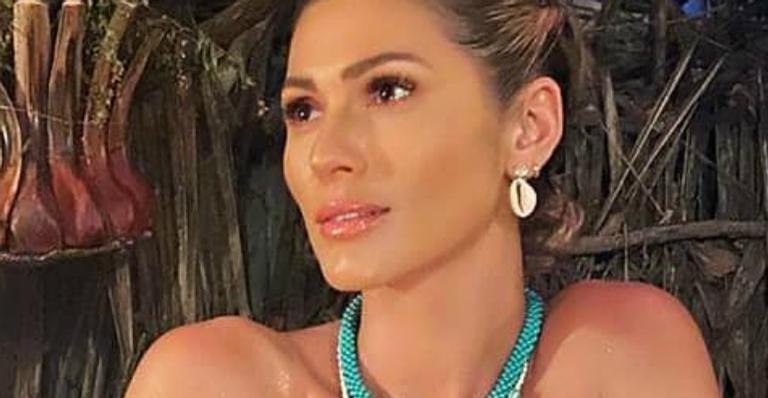 Lívia Andrade coloca bumbum pra jogo e ostenta corpão em foto de biquíni