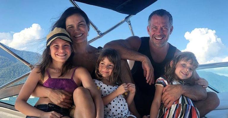 Em momento raro, Malvino Salvador compartilha clique ao lado das três filhas e da esposa