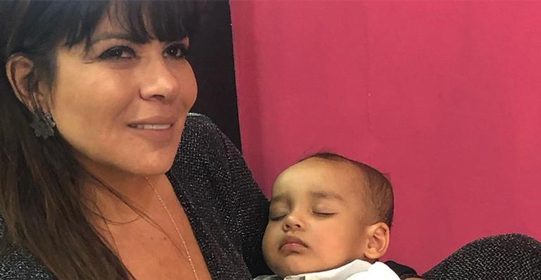 Mara Maravilha posa com bebê nos braços e faz desabafo misterioso: ”Quem viver, verá”