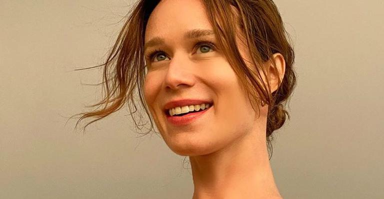 Mariana Ximenes surge em posição flexível ao curtir dia de praia: ”Que elasticidade”