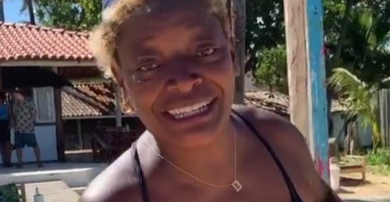 Com drinks na mão, Mart’nália arrasa de biquíni aos 54 anos na Bahia