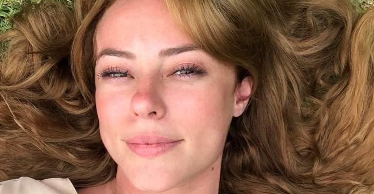 Paolla Oliveira mostra aos seguidores tatuagem no braço e recebe elogios