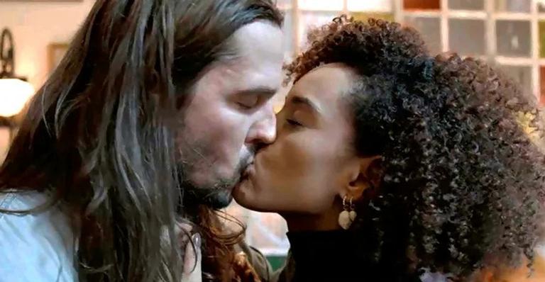 Taís Araújo conta como é beijar amigo de seu marido na TV: ”Está tudo certo”