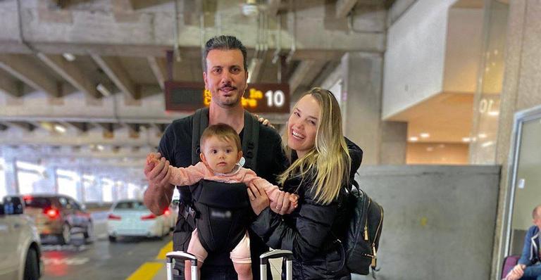 Thaeme Mariôto encanta a web ao postar foto em família durante as férias