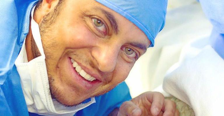 Thammy Miranda mostra rosto do filho recém-nascido e abre o coração: ”Tive medo”
