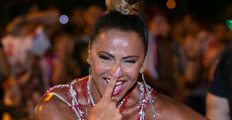 Viviane Araújo aposta em shortinho micro e samba só de biquíni em ensaio de rua