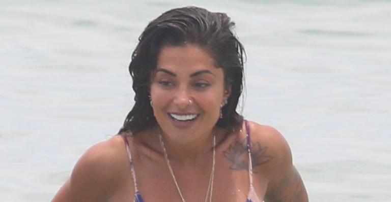 Aline Riscado ostenta corpão sem filtros em dia de praia no Rio de Janeiro