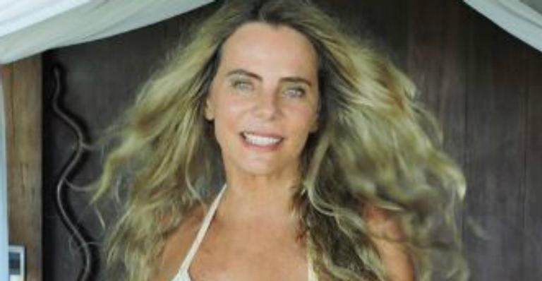 Aos 67 anos, Bruna Lombardi deixa seguidores de queixo caído em clique de biquíni