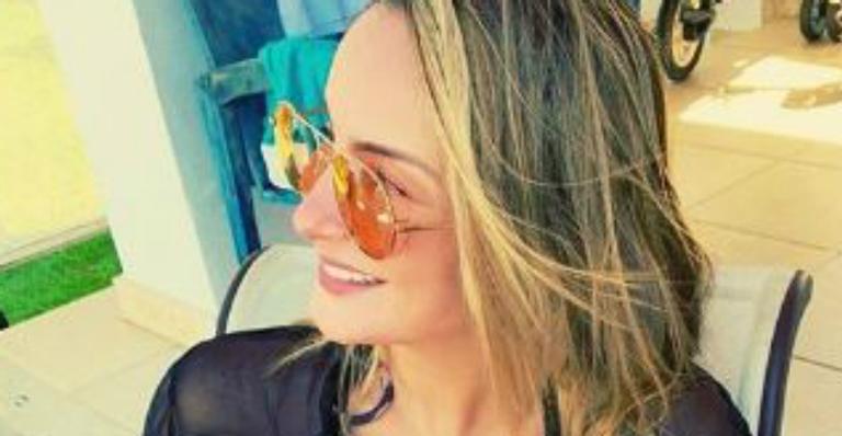 Claudia Leitte posa amamentando a caçula e encanta fãs com registro especial: ”Lindas!”