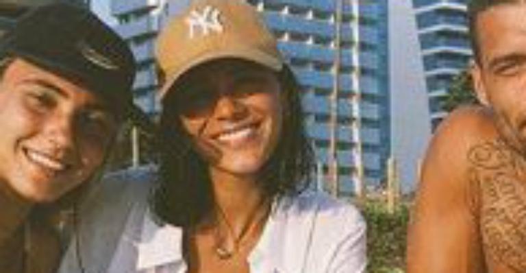 De camisa, Bruna Marquezine curte fim de tarde na praia e atende fãs