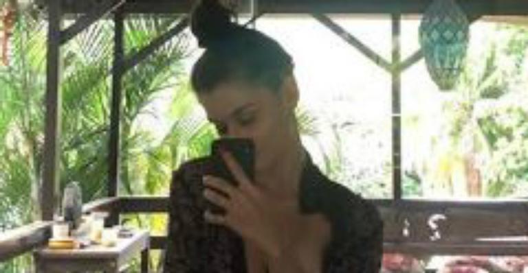 Discreta nas redes, Alinne Moraes exibe o corpão e eleva a temperatura em clique seminua