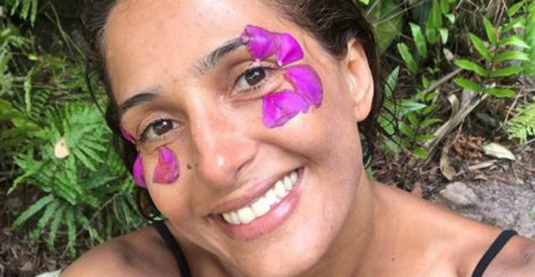 Camila Pitanga divide raros registros ao lado da filha e da namorada em banho de cachoeira