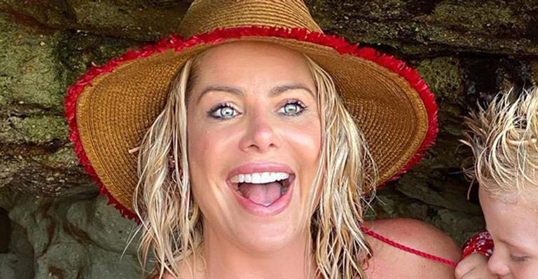 Karina Bacchi quase mostra demais ao ter biquíni arrancado por Enrico: ”Procurando tetê”