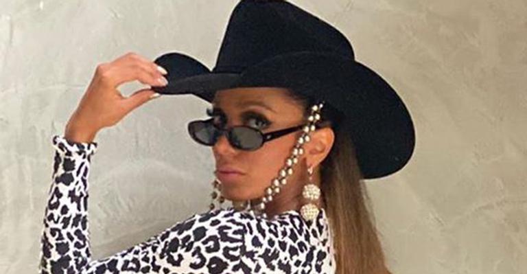 Ousada! Anitta coloca bumbum para jogo ao optar por look de couro falso