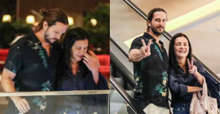 Adriana Esteves e Vladmir Brichta passeiam coladinhos em shopping e esbanjam simpatia
