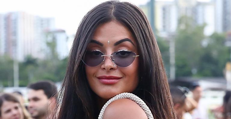 Aline Riscado aparece com look todo de crochê e exibe corpo espetacular