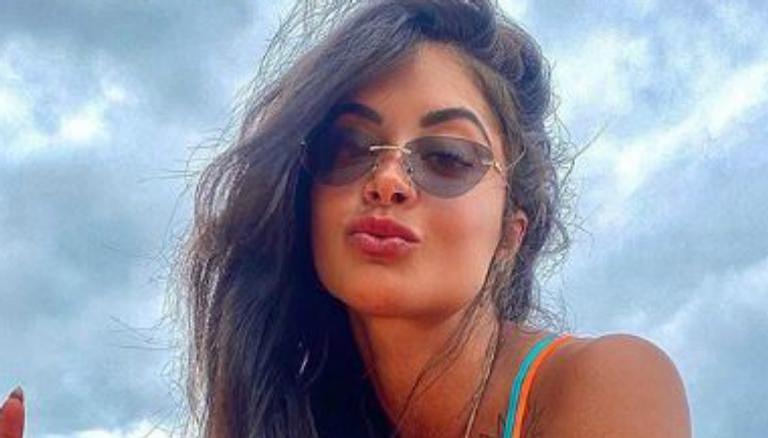 Aline Riscado exibe barriga chapada em clique ousado e arranca suspiros dos fãs