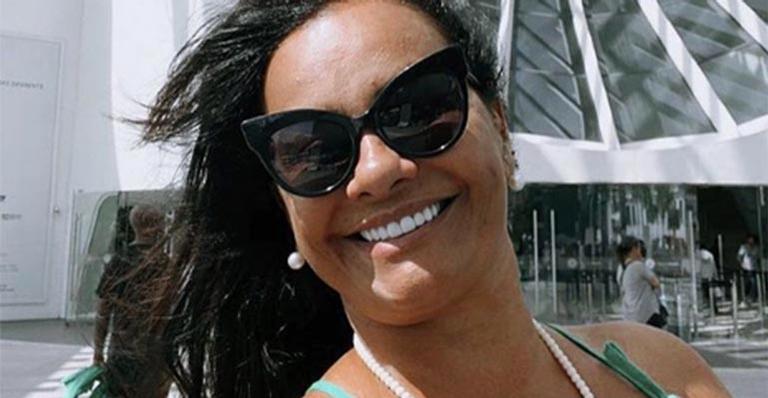 Aos 62 anos, Solange Couto surge de biquíni fio-dental na piscina