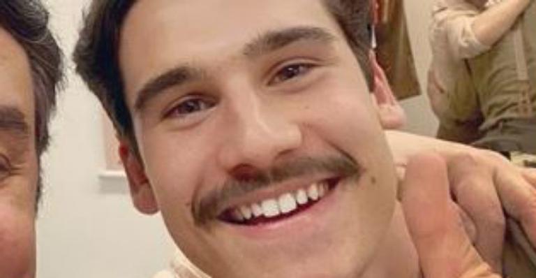 Apaixonado! Nicolas Prattes divide clique especial com nova namorada gata e fãs aprovam: ”Lindos!”