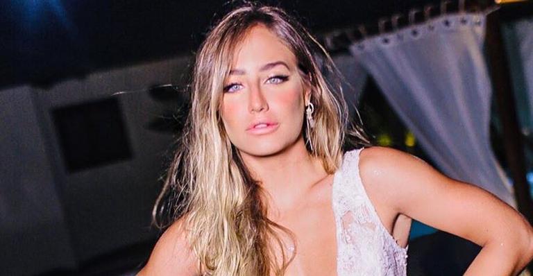 Bruna Griphao rebola muito em bloco de Carnaval e deixa biquíni fio dental à mostra em short minúsculo